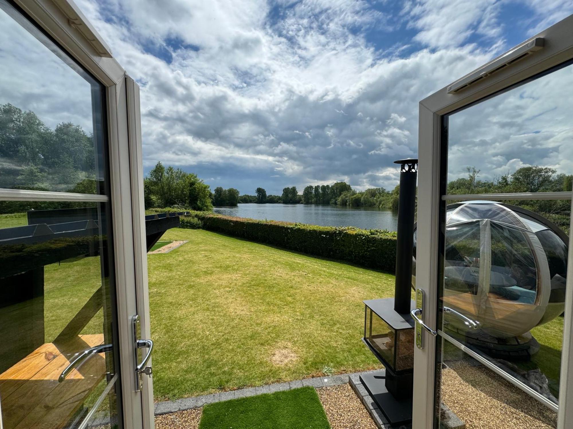 Lake View Retreats Rickmansworth Bagian luar foto